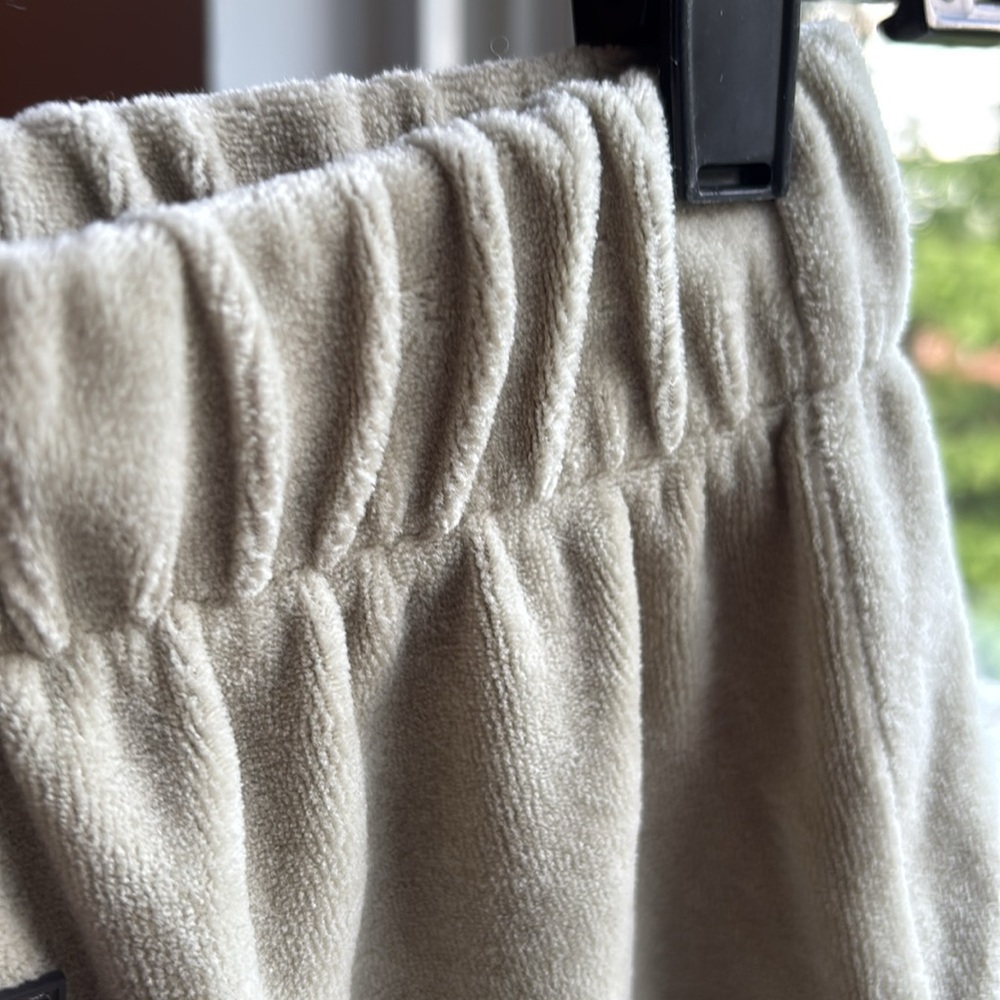 Fear of God Essentials velour short shorts in sea foam green - Picture 5 of 12